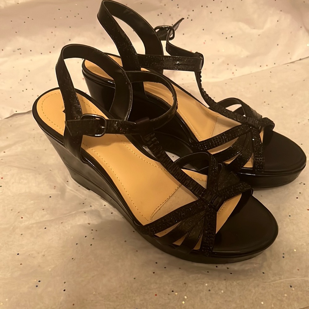 Black wedges